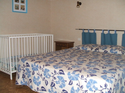 Chambre avec lit de 160x200, avec armoire et table de chevet.
Lit de bébé à disposition.